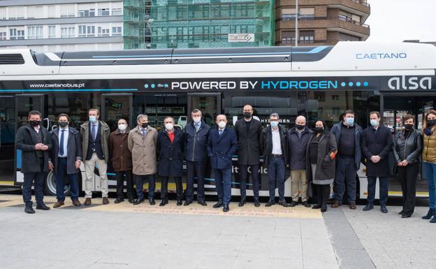 Un autobús 'cero emisiones' operará en Semana Santa en Cabárceno y luego en Torrelavega