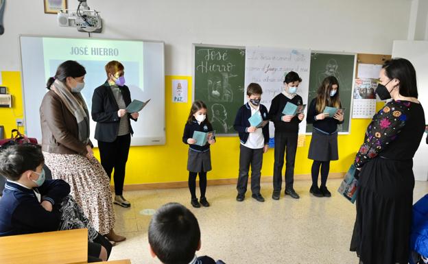 Escolares de Santander leen y recitan a José Hierro para celebrar su centenario