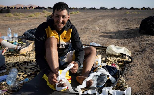 El español Karim el Hayani deja su huella en el Maratón de Sables corriendo descalzo