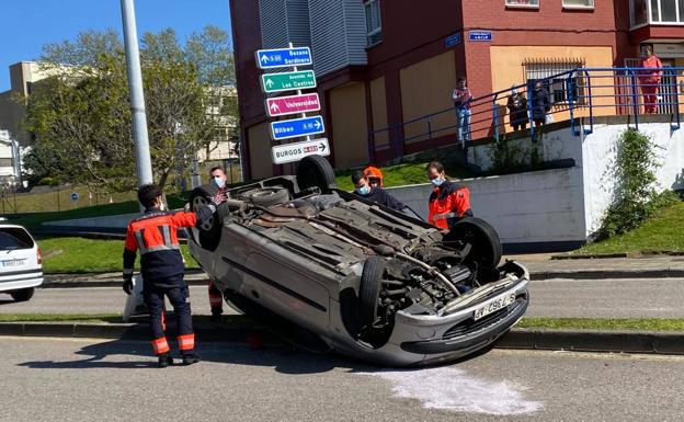 Vuelca un coche tras empotrarse contra la mediana de la calle Gutiérrez Solana