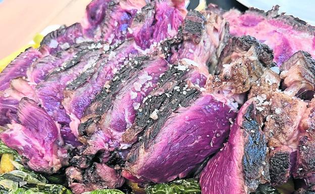 Carnes y pescados a la parrilla y mucho picoteo en la Tarbena del Herrero de la S-20 de Santander