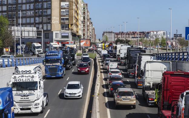 La gran empresa cántabra elude los ERTE pese a la guerra y el paro del transporte