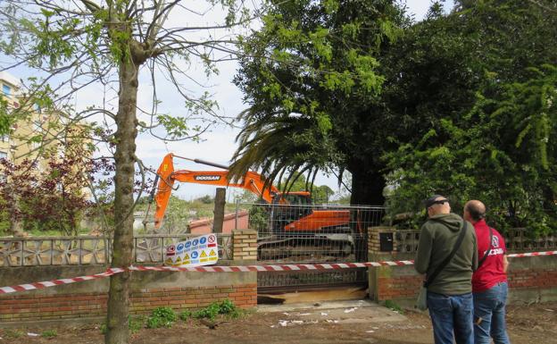 Costas ejecuta el derribo de dos viviendas en las dunas de Oriñón