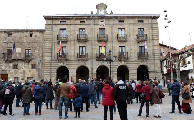 Reinosa activa la privatización de la piscina mientras los vecinos protestan en la plaza