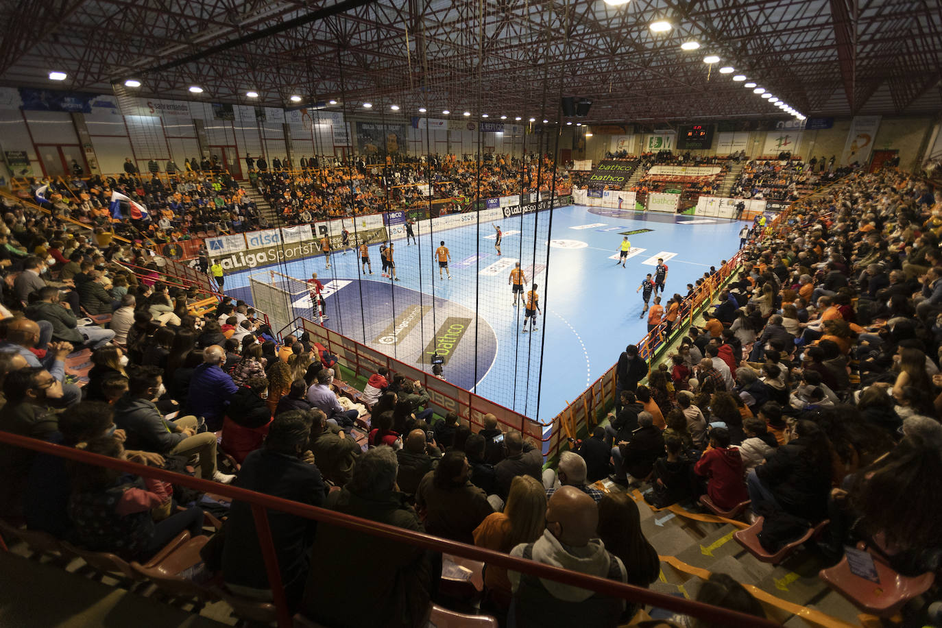 El derbi de balonmano entre el Bathco y el Unicaja