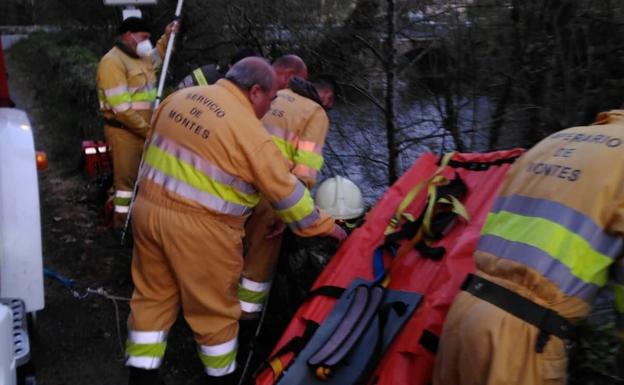 Rescatan a una niña de 6 años que quedó inconsciente tras caer desde ocho metros al río Saja