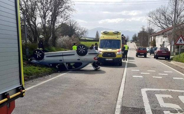 Dos heridos en el vuelco de un coche tras una colisión en Campoo de Yuso