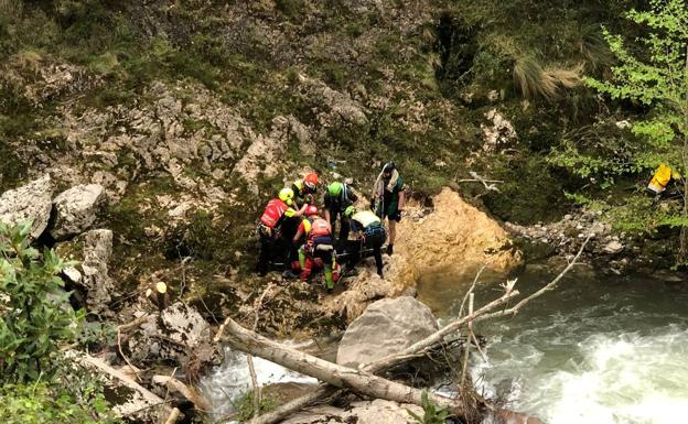 Muere un piragüista francés en el río Deva cuando practicaba kayak en una zona de «gran corriente»