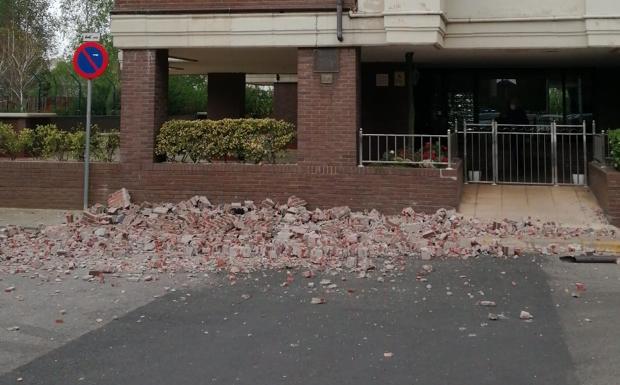 Susto en Cazoña por el desprendimiento de una fachada