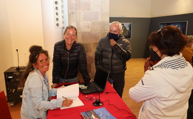 Raquel García presentó en Potes su libro 'Nepal, el país de los sentidos'