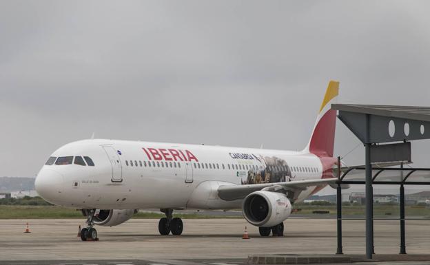 El viento no permite aterrizar un vuelo de Madrid en el Seve y se cancela el que despegaba de Santander