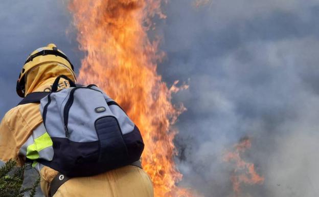 Un centenar de operarios luchan contra los seis incendios forestales activos este lunes