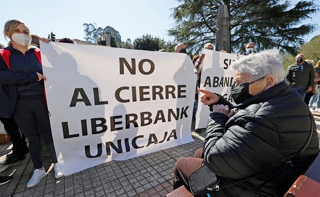 El alcalde de Alfoz de Lloredo negocia con Unicaja para que la sucursal no cierre