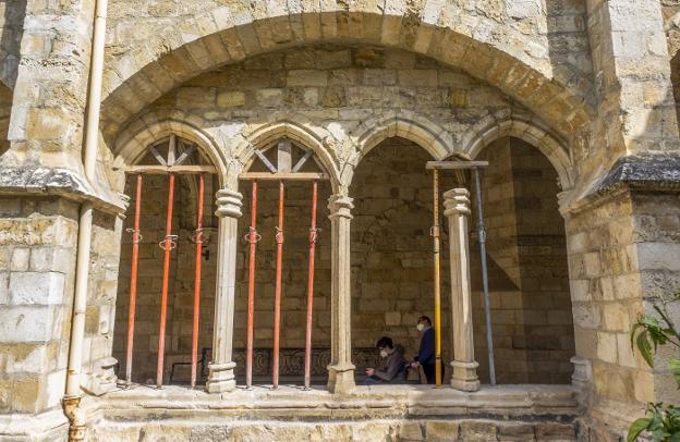 El claustro de la Catedral sustituye cinco columnas que estaban en mal estado