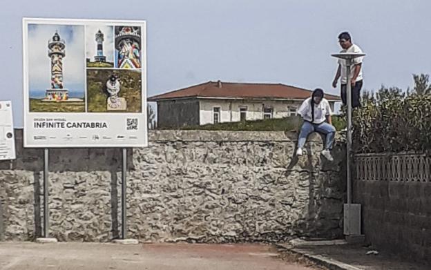 El salto del muro para sacarse la foto con el faro de Ajo