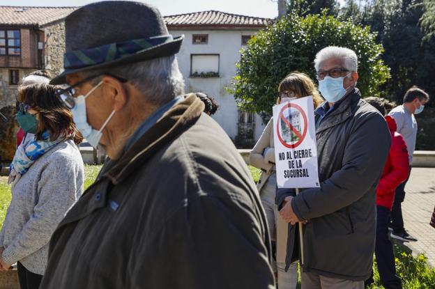 Gobierno y Federación de Municipios negocian con Unicaja para frenar los cierres de oficinas