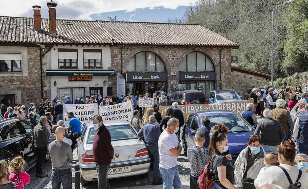 Los vecinos de Cabuérniga protestan por el cierre de la oficina de Liberbank