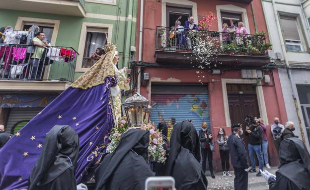 Pétalos y saeta para el paso de la Amargura