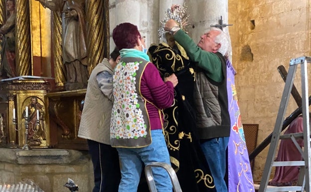 Últimos retoques para la Procesión de la Soledad