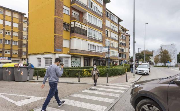 Atropella a una pareja en un paso de cebra de Santander y se da a la fuga