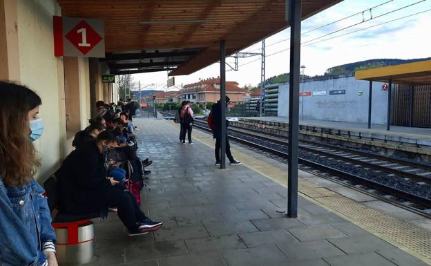 La avería de un tren entre Los Corrales y Santander provoca retrasos en hora punta en vísperas del puente