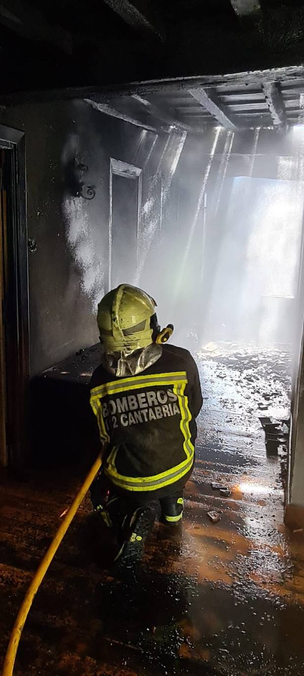 Imágenes del incendio y el dispositivo de extinción de una vivienda en Colio, Cillorigo de Liébana