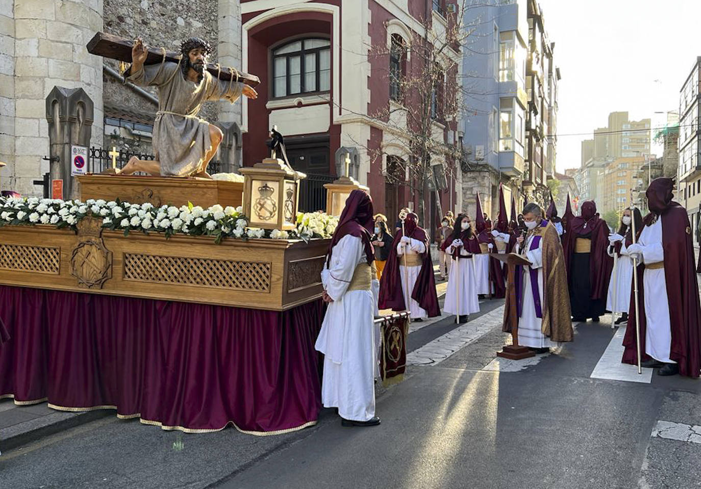 Pasos y nazarenos en Santander en la Procesión de la Vera Cruz y Pasión del Señor