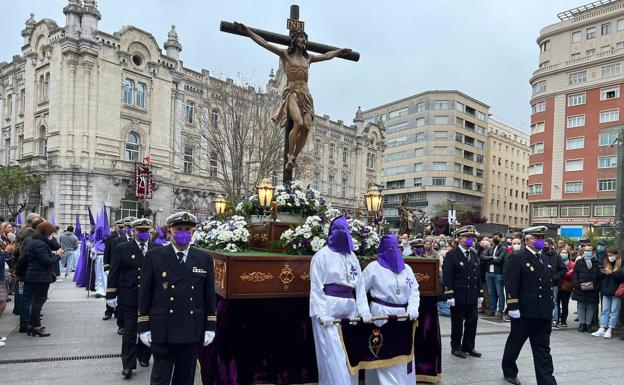 El Santo Entierro recorre el centro de Santander