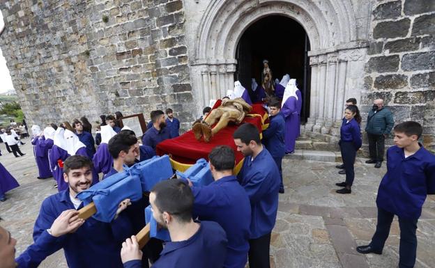 La procesión del Santo Entierro recorre San Vicente