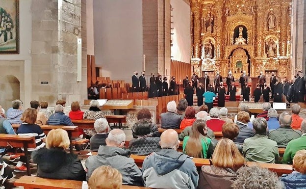 La Coral de Los Corrales clama por la paz en su concierto de música sacra