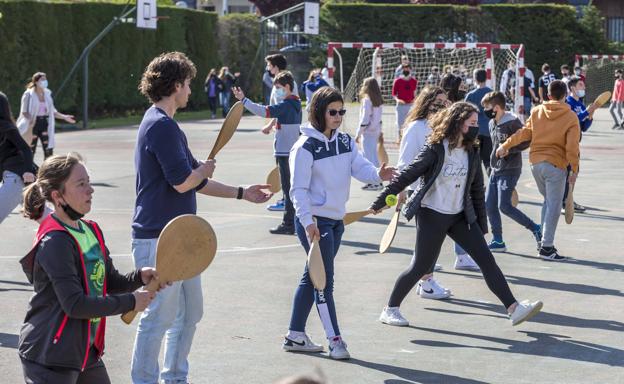 Recreos de pelota y palas en el patio del IES El Alisal