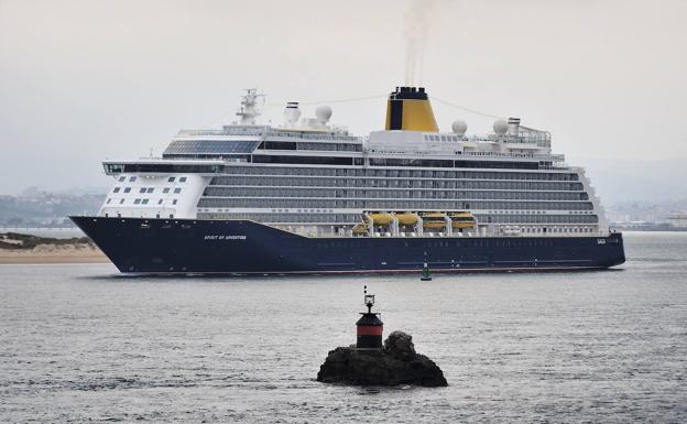 El 'Spirit of Adventure' pasea su lujo por la bahía santanderina