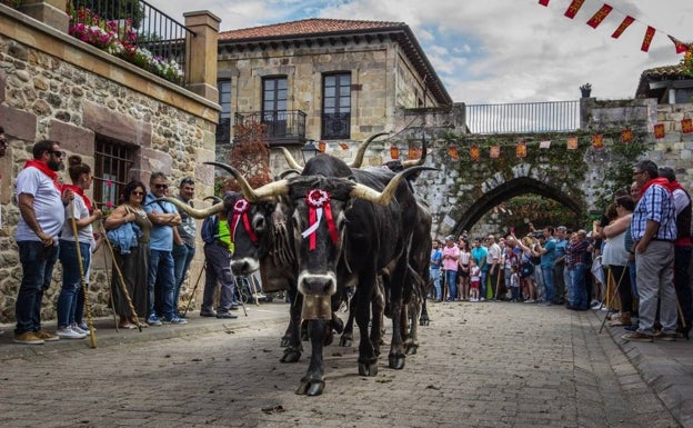 Cartes se viste de tradiciones en su primer 'Conceju Folk'