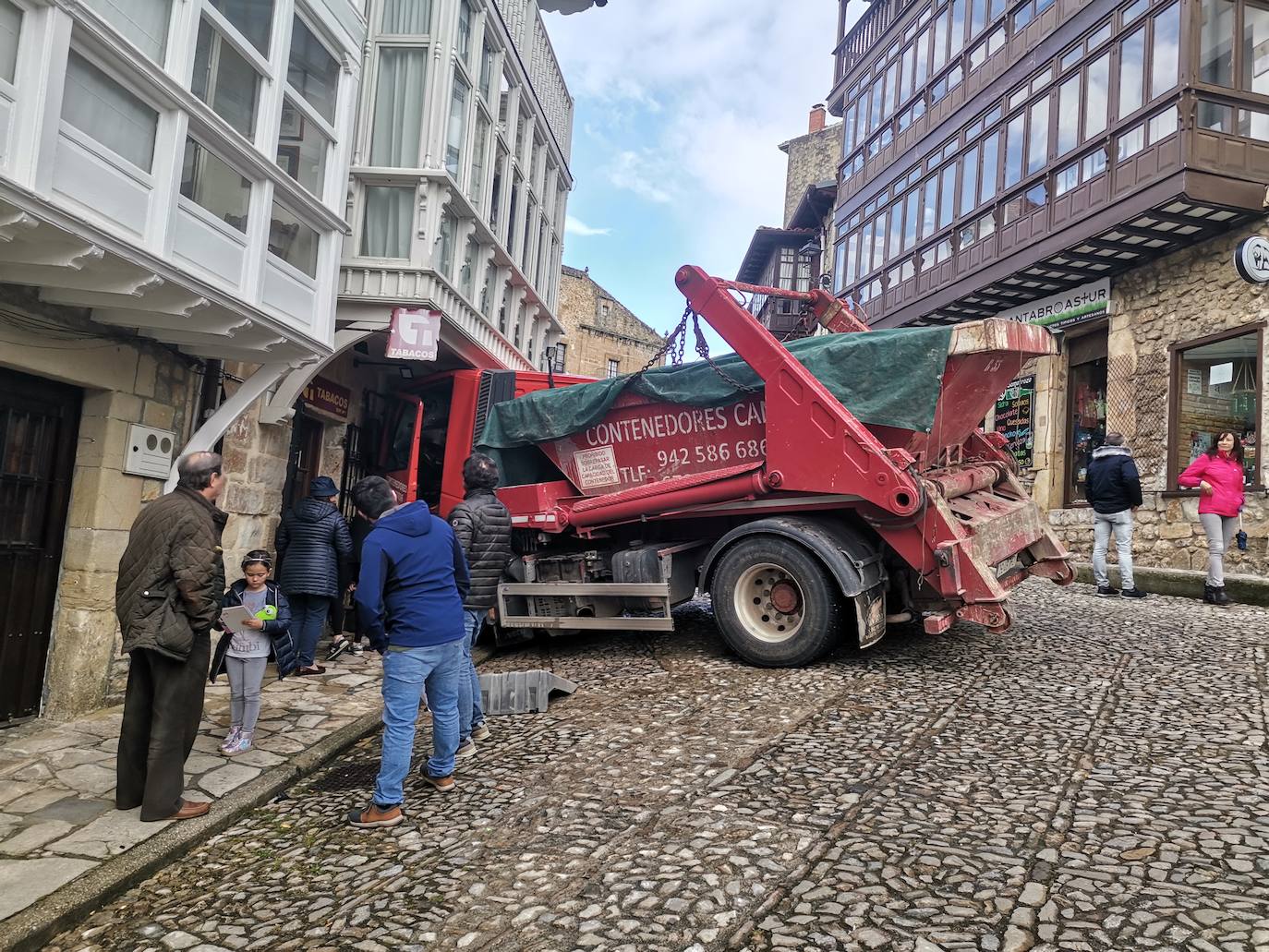 Un camión se empotra contra el estanco de Comillas