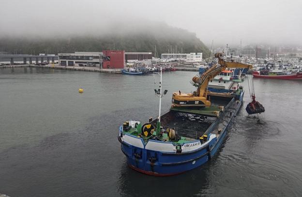 La draga actúa por primera vez en el nuevo puerto de Laredo para retirar lodos