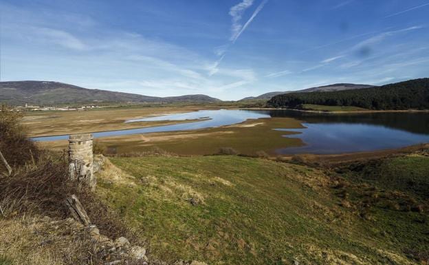 El Ministerio propone un gran parque flotante de paneles solares en el pantano del Ebro