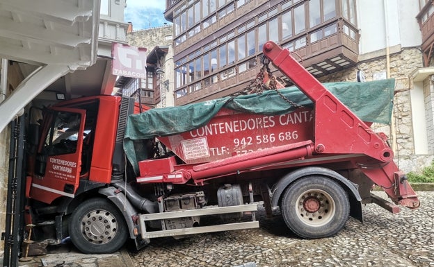 Un camión de diez mil kilos impacta contra el estanco de Comillas