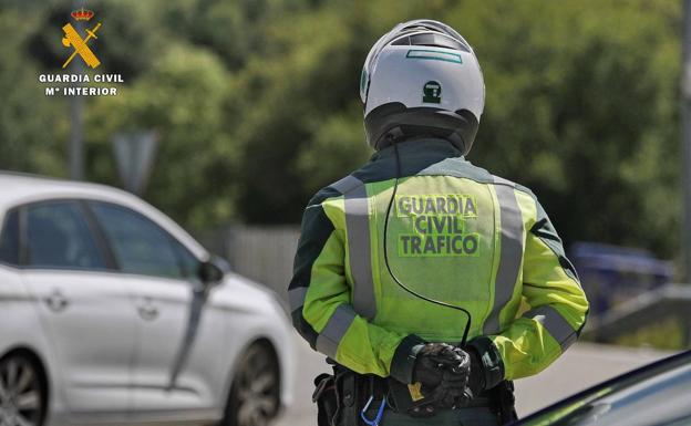 Un conductor huye de noche, a gran velocidad y sin luces, por la A-8 hasta que se queda sin gasolina