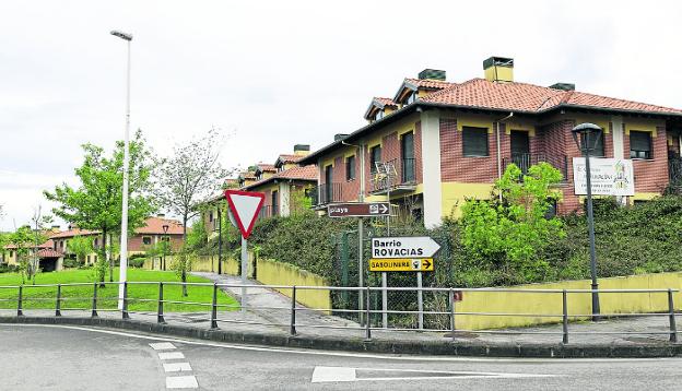 La Policía Local de Comillas evita la entrada de varios okupas en las casas de Estrada