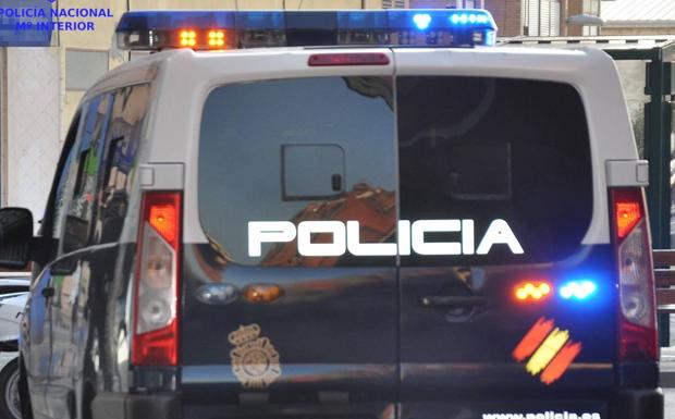 Detenidos al ser sorprendidos robando neumáticos en un desguace de Torrelavega