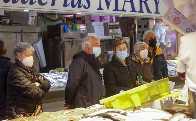 Revilla pide ahora mantener la mascarilla en interiores