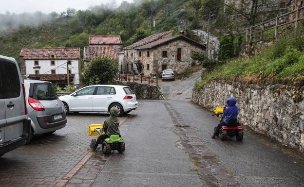 Revilla ve una tendencia «incipiente» de población que «se fija» a la Cantabria rural