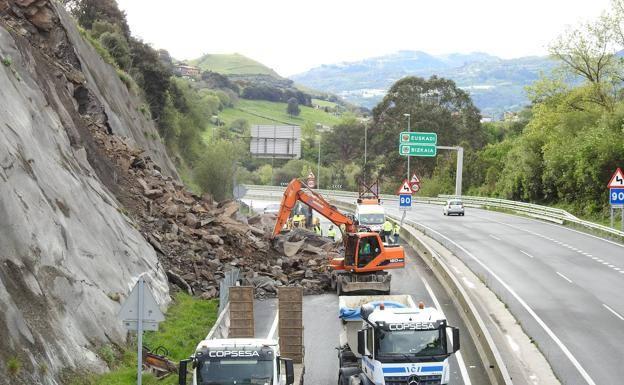 Reabierta la A-8 con un carril provisional mientras se retira el argayo de Ontón