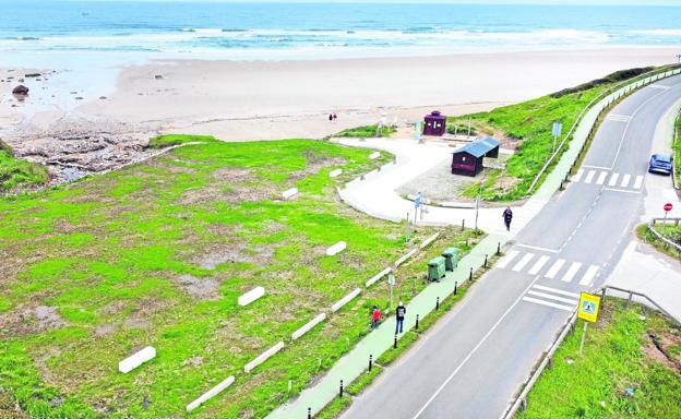 Costas convierte un antiguo aparcamiento de Merón en un espacio verde junto a la playa