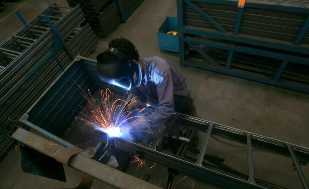 Los puestos que más cuesta cubrir en Cantabria son los de soldador y calderero