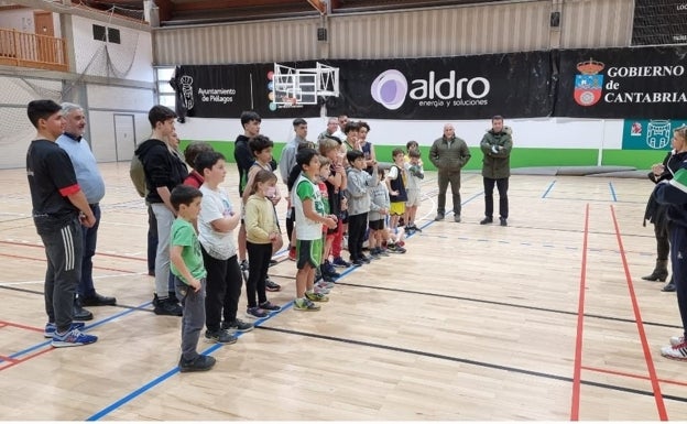 Una treintena de jóvenes participó en el campus de baloncesto de Piélagos