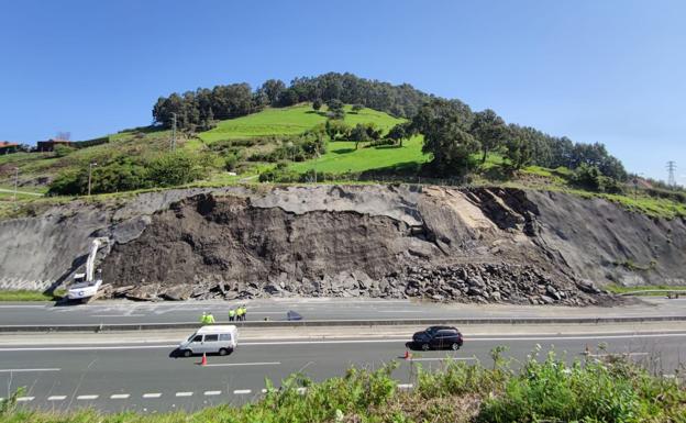 Las obras del argayo de Ontón se centran este lunes en retirar la vieja placa de hormigón