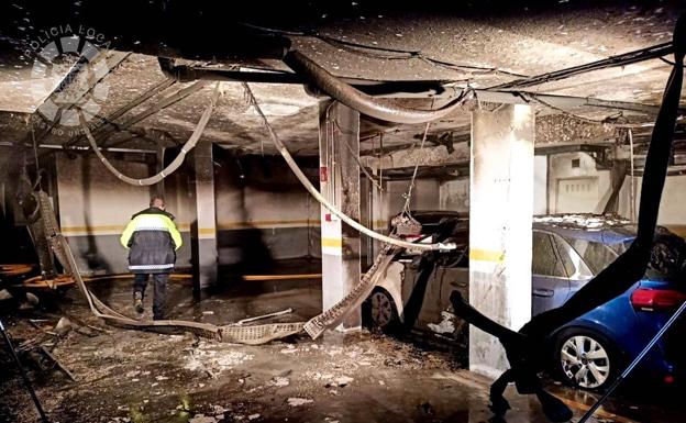 Un coche se incendia dentro de un garaje en Castro