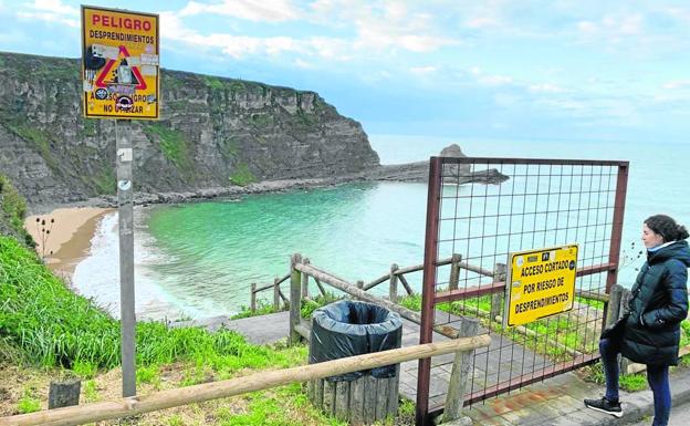 La playa de Langre sigue sin acceso casi un año y medio después de perder la escalera