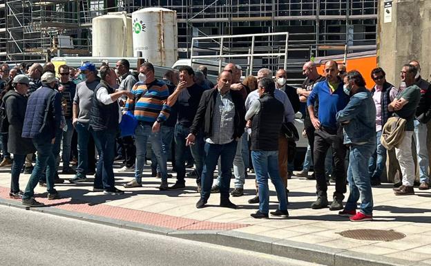 La plantilla de Mare protesta ante el Parlamento